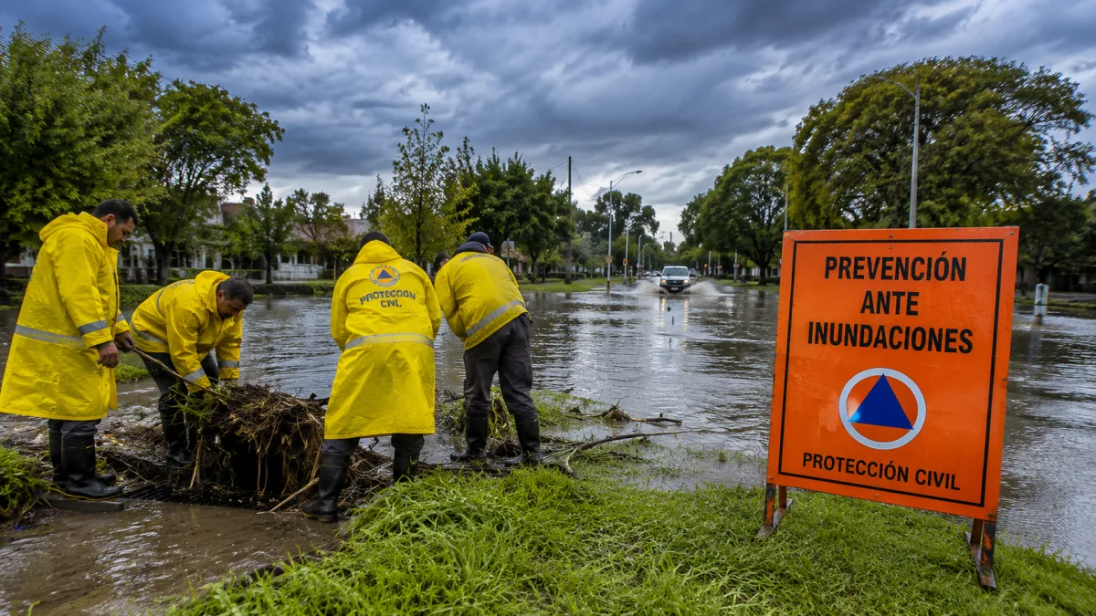Villa Gobernador Gálvez y Alvear activan un plan preventivo ante posibles inundaciones